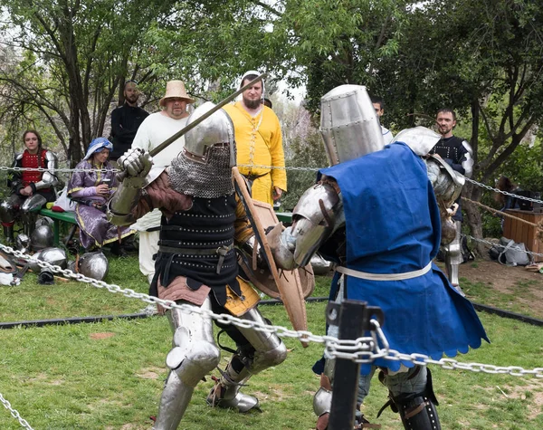 Dois cavaleiros com escudos e espadas lutam no ringue no festival Purim com o rei Artur na cidade de Jerusalém, Israel — Fotografia de Stock