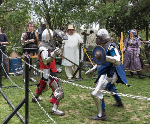 Dois cavaleiros com escudos e espadas lutam no ringue no festival Purim com o rei Artur na cidade de Jerusalém, Israel — Fotografia de Stock