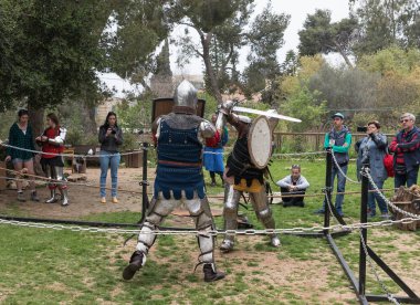 Kral Arthur şehirde Jerusalem, İsrail ile Purim Festivali'nde ringde iki Şövalyeleri kalkan ve kılıç ile mücadele