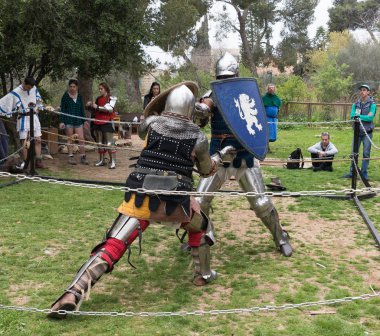 Kral Arthur şehirde Jerusalem, İsrail ile Purim Festivali'nde ringde iki Şövalyeleri kalkan ve kılıç ile mücadele