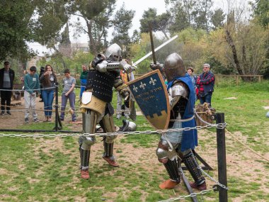 Kral Arthur şehirde Jerusalem, İsrail ile Purim Festivali'nde ringde iki Şövalyeleri kalkan ve kılıç ile mücadele