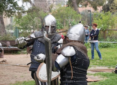 Kral Arthur şehirde Jerusalem, İsrail ile Purim Festivali'nde ringde iki Şövalyeleri kalkan ve kılıç ile mücadele