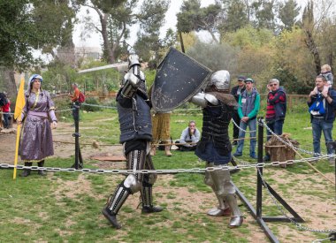 Kral Arthur şehirde Jerusalem, İsrail ile Purim Festivali'nde ringde iki Şövalyeleri kalkan ve kılıç ile mücadele