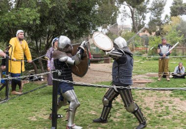 Kral Arthur şehirde Jerusalem, İsrail ile Purim Festivali'nde ringde iki Şövalyeleri kalkan ve kılıç ile mücadele