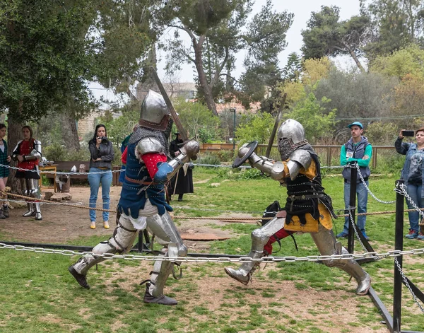Dois cavaleiros com espadas lutam no ringue no festival Purim com o Rei Artur na cidade de Jerusalém, Israel — Fotografia de Stock