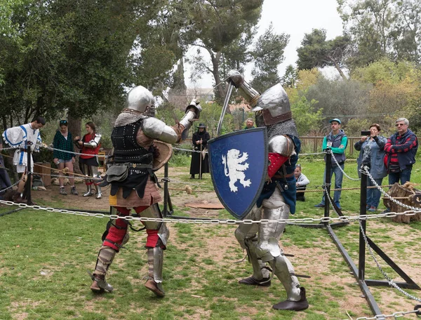 Kral Arthur şehirde Jerusalem, İsrail ile Purim Festivali'nde ringde iki Şövalyeleri kalkan ve kılıç ile mücadele — Stok fotoğraf