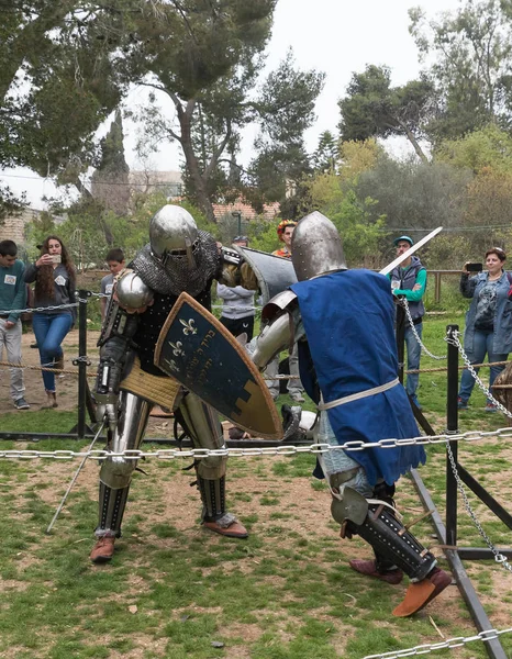 在以色列耶路撒冷的普林国王节上, 两个带着盾牌和剑的骑士在拳击场上战斗 — 图库照片