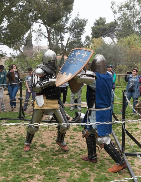 Kral Arthur şehirde Jerusalem, İsrail ile Purim Festivali'nde ringde iki Şövalyeleri kalkan ve kılıç ile mücadele — Stok fotoğraf