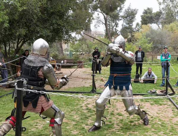 Dos caballeros con espadas luchan en el ring en el festival Purim con el rey Arturo en la ciudad de Jerusalén, Israel — Foto de Stock