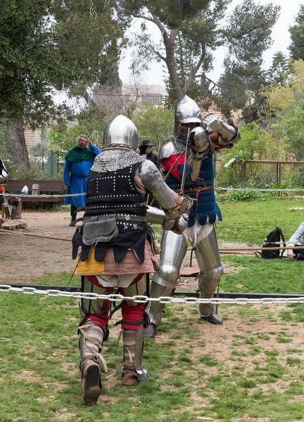 Dois cavaleiros com espadas lutam no ringue no festival Purim com o Rei Artur na cidade de Jerusalém, Israel — Fotografia de Stock