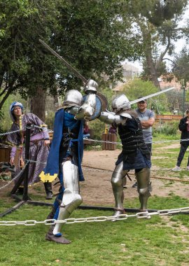 Kral Arthur şehirde Jerusalem, İsrail ile Purim Festivali'nde ringde iki Şövalyeleri kalkan ve kılıç ile mücadele