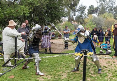 Kral Arthur şehirde Jerusalem, İsrail ile Purim Festivali'nde ringde iki Şövalyeleri kalkan ve kılıç ile mücadele