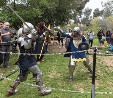 Kral Arthur şehirde Jerusalem, İsrail ile Purim Festivali'nde ringde iki Şövalyeleri kalkan ve kılıç ile mücadele