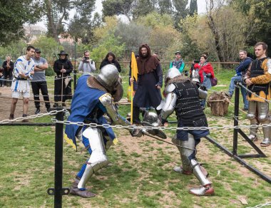 Kral Arthur şehirde Jerusalem, İsrail ile Purim Festivali'nde ringde iki Şövalyeleri kalkan ve kılıç ile mücadele