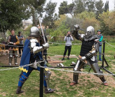 Kral Arthur şehirde Jerusalem, İsrail ile Purim Festivali'nde ringde iki Şövalyeleri kalkan ve kılıç ile mücadele