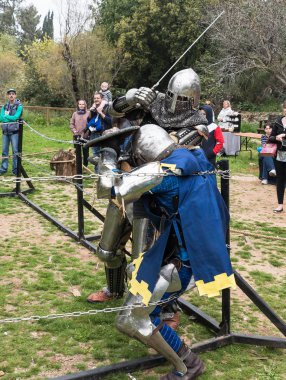 Kral Arthur şehirde Jerusalem, İsrail ile Purim Festivali'nde ringde iki Şövalyeleri kalkan ve kılıç ile mücadele