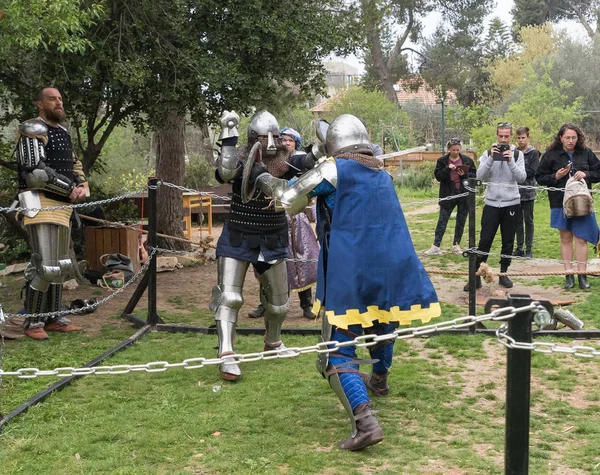 Kral Arthur şehirde Jerusalem, İsrail ile Purim Festivali'nde ringde iki Şövalyeleri kalkan ve kılıç ile mücadele — Stok fotoğraf