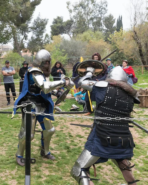 Dos caballeros con escudos y espadas luchan en el ring en el festival Purim con el rey Arturo en la ciudad de Jerusalén, Israel — Foto de Stock