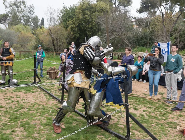 Kral Arthur şehirde Jerusalem, İsrail ile Purim Festivali'nde ringde iki Şövalyeleri kalkan ve kılıç ile mücadele — Stok fotoğraf