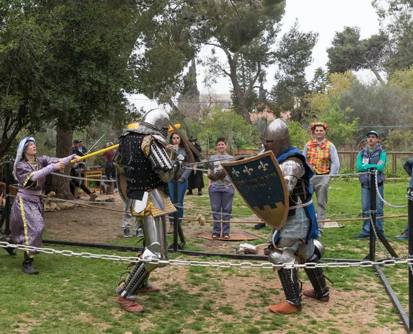 O juiz pára a luta no ringue no festival Purim com o rei Arthur na cidade de Jerusalém, Israel — Fotografia de Stock