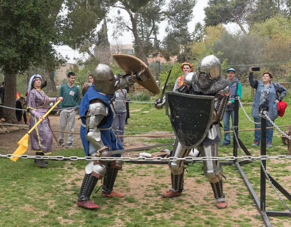 Kral Arthur şehirde Jerusalem, İsrail ile Purim Festivali'nde ringde iki Şövalyeleri kalkan ve kılıç ile mücadele — Stok fotoğraf