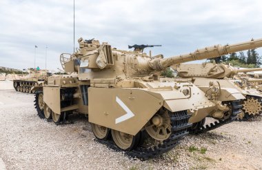 Latrun, Israil Zırhlı Kolordu Müzesi yakınlarındaki Memorial site üzerinde kısmi tank yarık