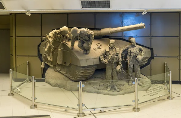 Bajorrelieve con un tanque israelí y tripulaciones de tanques israelíes en el vestíbulo del Museo del Cuerpo Blindado en Latrún, Israel — Foto de Stock