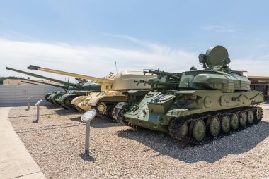 Latrun, Israil 'de Zırhlı Kolordu Müzesi yakınlarındaki Memorial sitesinde kendinden tahrikli uçaksavar pilleri