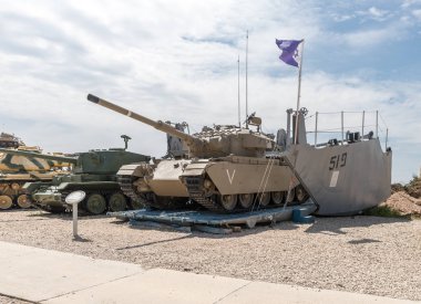 Arazi üzerinde bir iniş zanaat bir tank iniş örneği Latrun, Israil Zırhlı Kolordu Müzesi yakınlarındaki Memorial site üzerinde