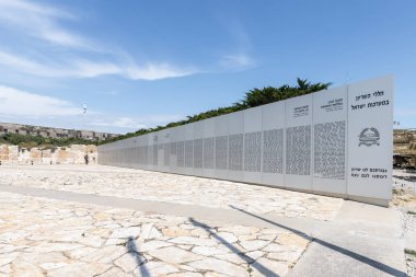 İsrail 'in Latrun 'daki Zırhlı Kolordu Müzesi yakınlarındaki Memorial sitesinde Israil devleti 'nin bağımsızlık savaşlarında öldürülen tankerlerin isimleri ile anıt Anıtı