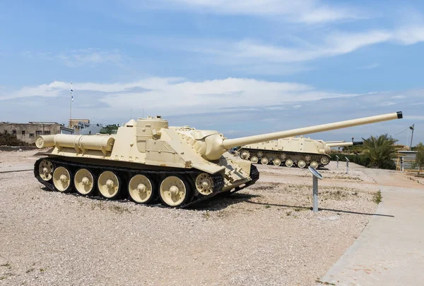 Los tanques están en el sitio conmemorativo cerca del Museo del Cuerpo Blindado en Latrun, Israel — Foto de Stock