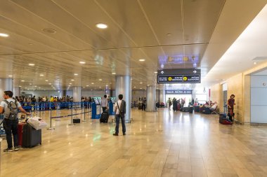 İsrail'in Tel Aviv kenti yakınlarındaki Ben Gurion Uluslararası Havaalanı'nın lobisinde çok sayıda turist