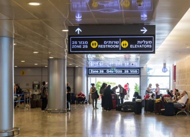 İsrail'in Tel Aviv kenti yakınlarındaki Ben Gurion Uluslararası Havaalanı'nın lobisinde çok sayıda turist