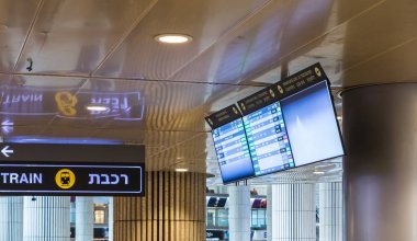 İsrail'in Tel Aviv kenti yakınlarındaki Ben Gurion Uluslararası Havaalanı'nın lobisinde tavandan asılı uçuşları kontrol etmek için elektronik bilgi standı