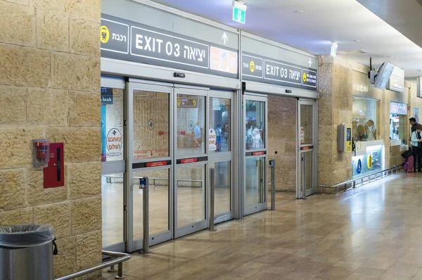 Вхідні двері в фойє міжнародного аеропорту Бен-Гуріона, поблизу Тель-Авіва в Ізраїлі — стокове фото