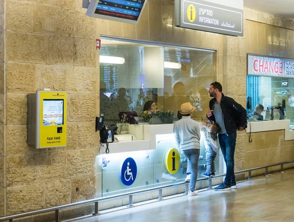 Туристы находят полезную информацию в справочной в вестибюле международного аэропорта Бен-Гурион, недалеко от Тель-Авива в Израиле — стоковое фото