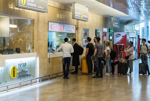 Туристи стоять біля зміни в холі міжнародного аеропорту Бен Гуріон, недалеко від Тель-Авіва в Ізраїлі — стокове фото