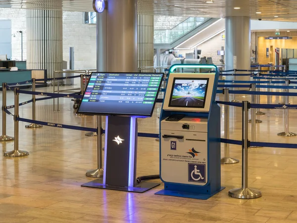 Электронный информационный стенд для проверки рейсов в лобби международного аэропорта Бен-Гурион, недалеко от Тель-Авива в Израиле — стоковое фото