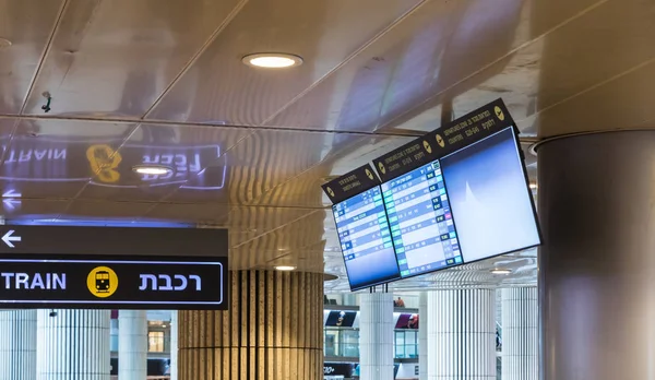 Электронный информационный стенд для проверки висит на потолке в холле международного аэропорта Бен-Гурион, недалеко от Тель-Авива в Израиле — стоковое фото