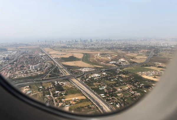 Vista de los suburbios de Tel Aviv desde la ventana de un avión volador, cerca de Tel Aviv en Israel —  Fotos de Stock