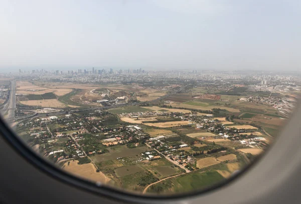 Θέα στα προάστια του Τελ Αβίβ από το παράθυρο ενός ιπτάμενου αεροπλάνου, κοντά στο Τελ Αβίβ στο Ισραήλ — Φωτογραφία Αρχείου