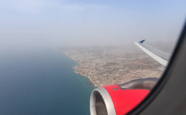 Vista del mar Mediterráneo y la costa de la ciudad de Tel Aviv desde la ventana de un avión volador, Tel Aviv en Israel —  Fotos de Stock