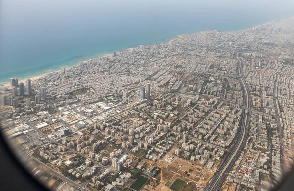 Widok Tel Aviv miasta z okna latającego samolotu, Tel Awiw w Izraelu — Zdjęcie stockowe