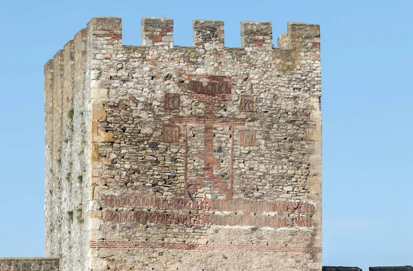 Залишки годинникова вежа з гербом на руїнах Смідерево фортеці, стоячи на берегах річки Дунай в місті Содерево в Сербії. — стокове фото