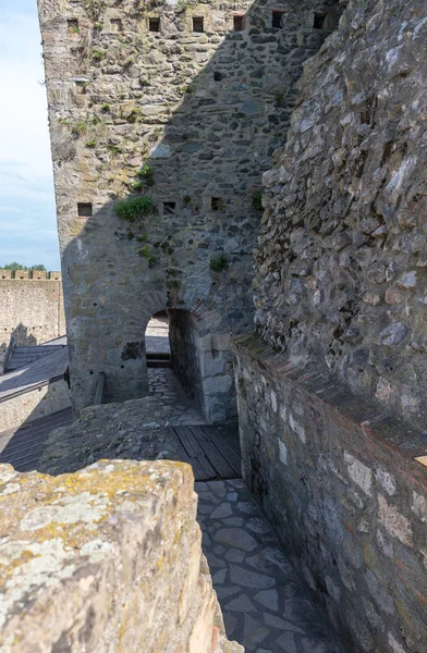 De passage op de Vestingmuur in de ruïnes van het Fort Smederevo, staande op de oevers van de rivier de Donau in de stad Smederevo in Servië. — Stockfoto