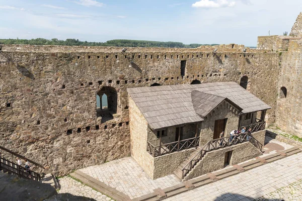 De binnenplaats van het Fort Smederevo, staande op de oevers van de rivier de Donau in de stad Smederevo in Servië. — Stockfoto