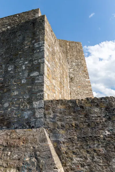 The remains of the fortress wall and the clock tower in the ruins of the Smederevo fortress, standing on the banks of the Danube River in Smederevo town in Serbia. — Stock Photo, Image