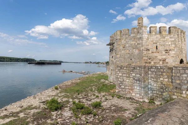 Donau Dijk in de buurt van de ruïnes van het Fort Smederevo, staande op de oevers van de rivier de Donau in het stadje Smederevo in Servië. — Stockfoto