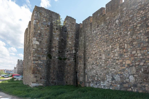 De overblijfselen van de vestingmuur en de klokkentoren in de ruïnes van de vesting Smederevo, aan de oevers van de Donau in Smederevo stad in Servië. — Stockfoto