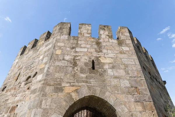 Het fragment van de buitenste klokkentoren in de ruïnes van de vesting Smederevo, staande op de oevers van de rivier de Donau in het stadje Smederevo in Servië. — Stockfoto